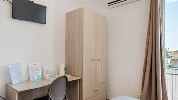 1 camera, una scrivania, Wi-Fi, lenzuola