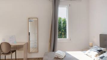 1 camera, una scrivania, Wi-Fi, lenzuola