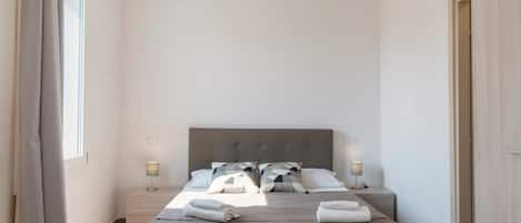 1 bedroom, desk, WiFi, bed sheets