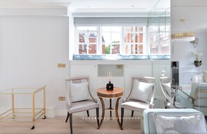 Apartment | In-room dining - Pocket Full of Pearls Fantastic Duplex (London)