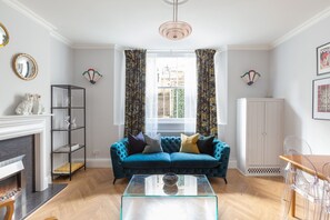City Villa | Living room - Beautiful 2 Bedroom Garden flat (London)