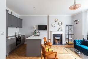 City villa | Privékeuken | Een koelkast met diepvriezer, een microgolfoven, een oven, een kookplaat