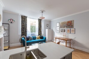 City villa | Privékeuken | Een koelkast met diepvriezer, een microgolfoven, een oven, een kookplaat