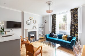 City Villa | Living area - Beautiful 2 Bedroom Garden flat (London)