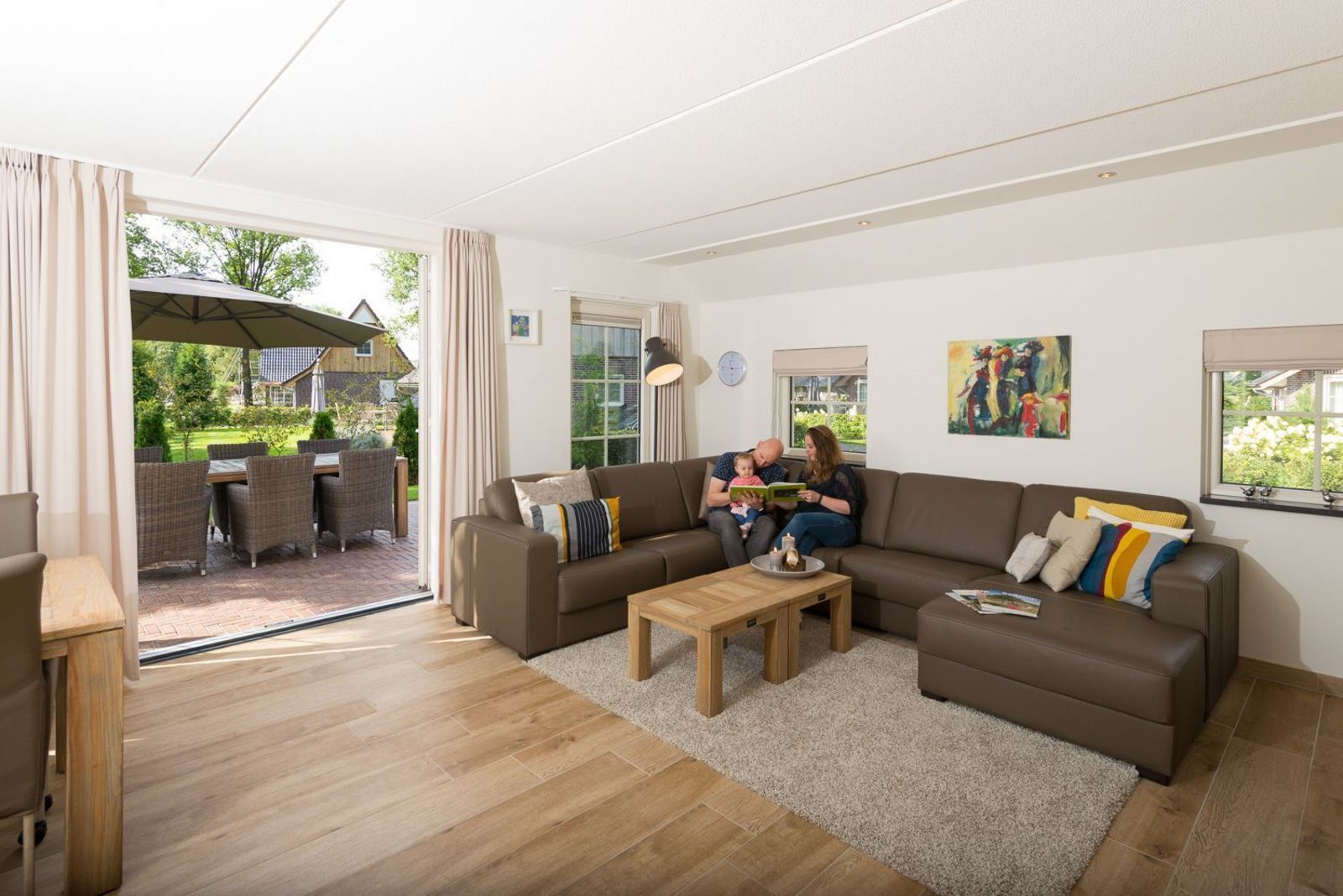 Villa (Beukelaer XL Wellness 6 personen) | Woonkamer | Een televisie en een dvd-speler