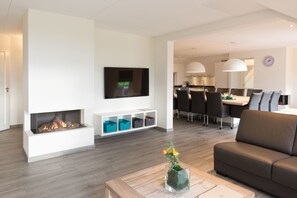 Villa (Wilgenhaege Wellness 14 personen) | Woonruimte | Televisie en een dvd-speler