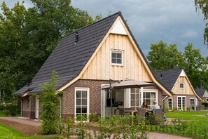 Villa (Wellness Lodge XL 4 persons) | Mørklægningsgardiner, strygejern/strygebræt