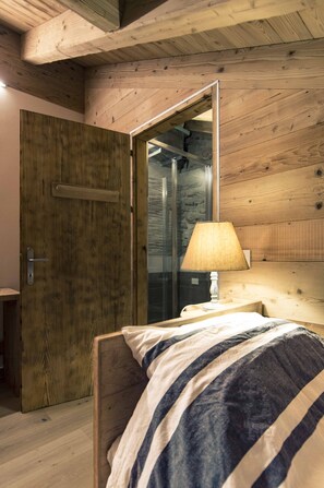 Phòng đôi Economy | Bàn, khu vực làm việc phù hợp cho laptop, phòng cách âm