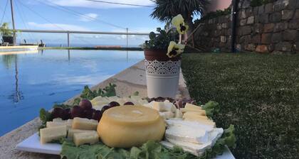 Villa avec piscine et vue sur mer.