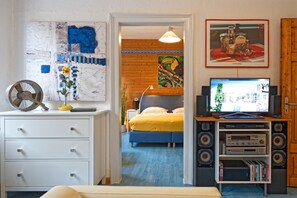 Comfort Apartment | Living area | 80-cm Smart TV with digital channels, TV, Netflix - Moltkestrasse 89 (Hildesheim)
