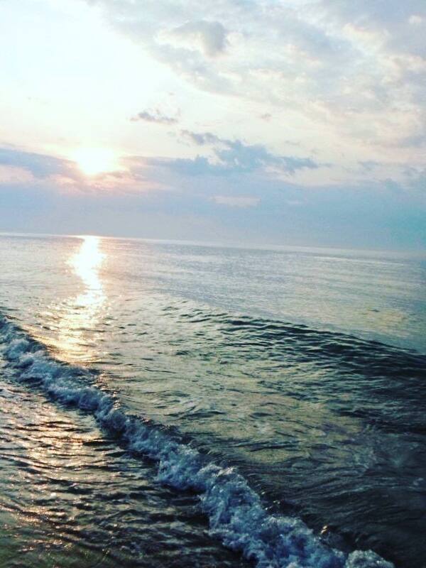 Sulla spiaggia, lettini da mare, ombrelloni