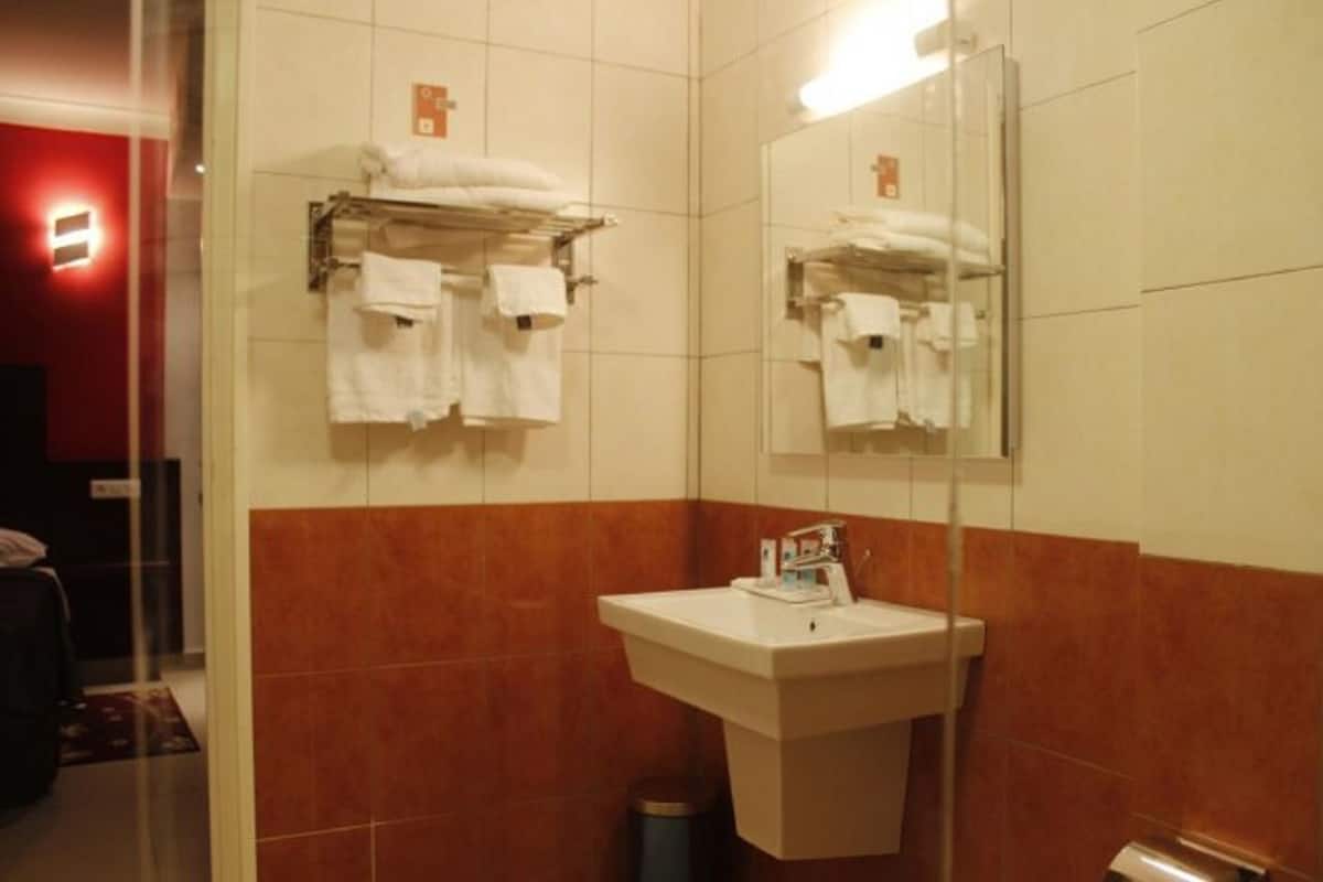 Een douche, een regendouche, gratis toiletartikelen, handdoeken