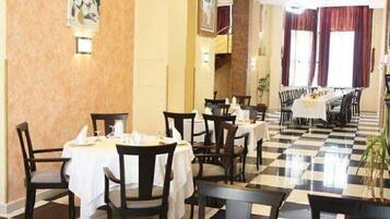 Frokost, lunsj og middag serveres, lokale og internasjonale retter