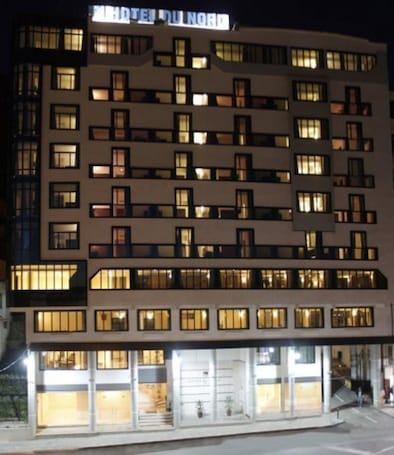 Fachada de la propiedad por la tarde o noche