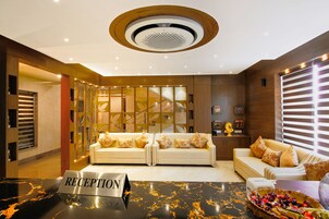 Fachada de la propiedad por la tarde o noche