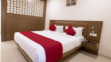 高级开间套房 | 特色装修、特色家居、办公桌、笔记本电脑工作区