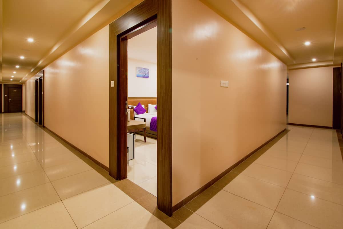 Chambre Prestige double | Aire de séjour | Téléviseur à écran plat de 32 po avec télévision par satellite