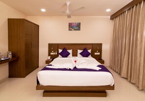 Individually decorated, individually furnished, desk, laptop workspace - Aloka Stay Inn (Vellore)