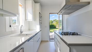 Frigorifero, microonde, forno, piano cottura