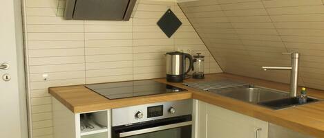 Réfrigérateur, un four, surface de cuisson, lave-vaisselle