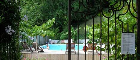 Piscina all'aperto, una piscina riscaldata