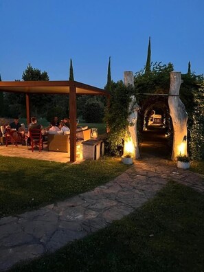 Outdoor dining - Luxury 6BR Villa with Heated Pool, Wine Tastings & Cooking Classes (Città della Pieve)