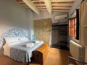 6 bedrooms, iron/ironing board, WiFi, bed sheets