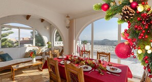 A dining area with a table set for two, decorated with red tablecloths and festive ornaments. - Fidalsa Golf & Beach (Ciudad Quesada)
