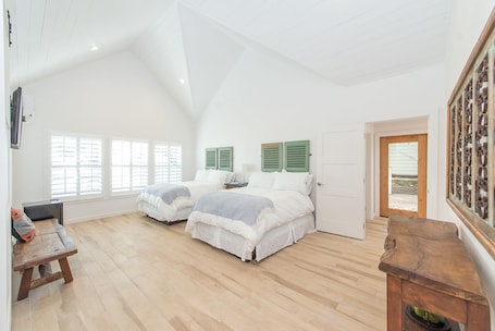 1 bedroom, iron/ironing board, WiFi, bed sheets. The Hacienda Room (4)