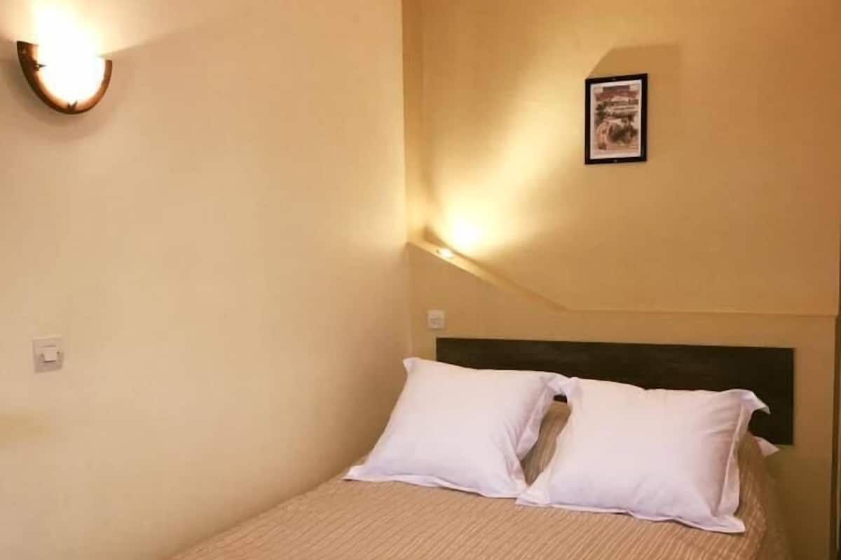 1 habitación, escritorio, cortinas blackout y cunas gratuitas