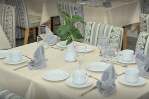 Breakfast, lunch, dinner served; local and international cuisine  - Hotel Le Grand Bassin (Tlemcen)