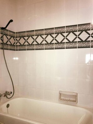 Double Room | Bathroom | Shower, rainfall showerhead, free toiletries, hair dryer - Hotel Le Grand Bassin (Tlemcen)