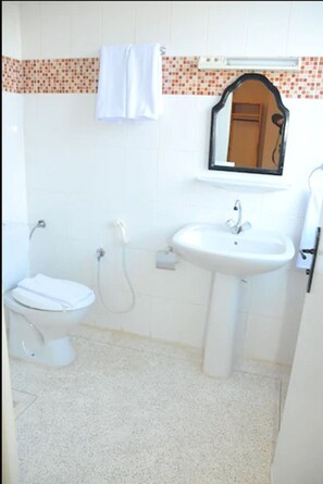 샤워 시설, 레인폴 샤워기, 무료 세면용품, 헤어드라이어