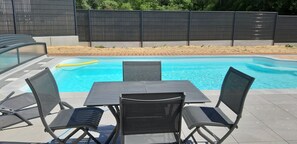 Una piscina al aire libre, una piscina climatizada