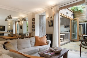 Departamento de lujo | Área de sala de estar | Televisión de pantalla plana