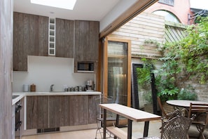 One-Bedroom Apartment | Private kitchen | Full-size fridge, microwave, oven, stovetop - Retreat to a Stylish Flat in Chelsea (London)