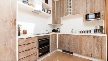 Luxury-Apartment | Eigene Küche | Großer Kühlschrank, Mikrowelle, Ofen, Herdplatte