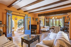 TV, fireplace, DVD player