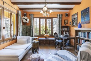 Televisie, een open haard en een dvd-speler