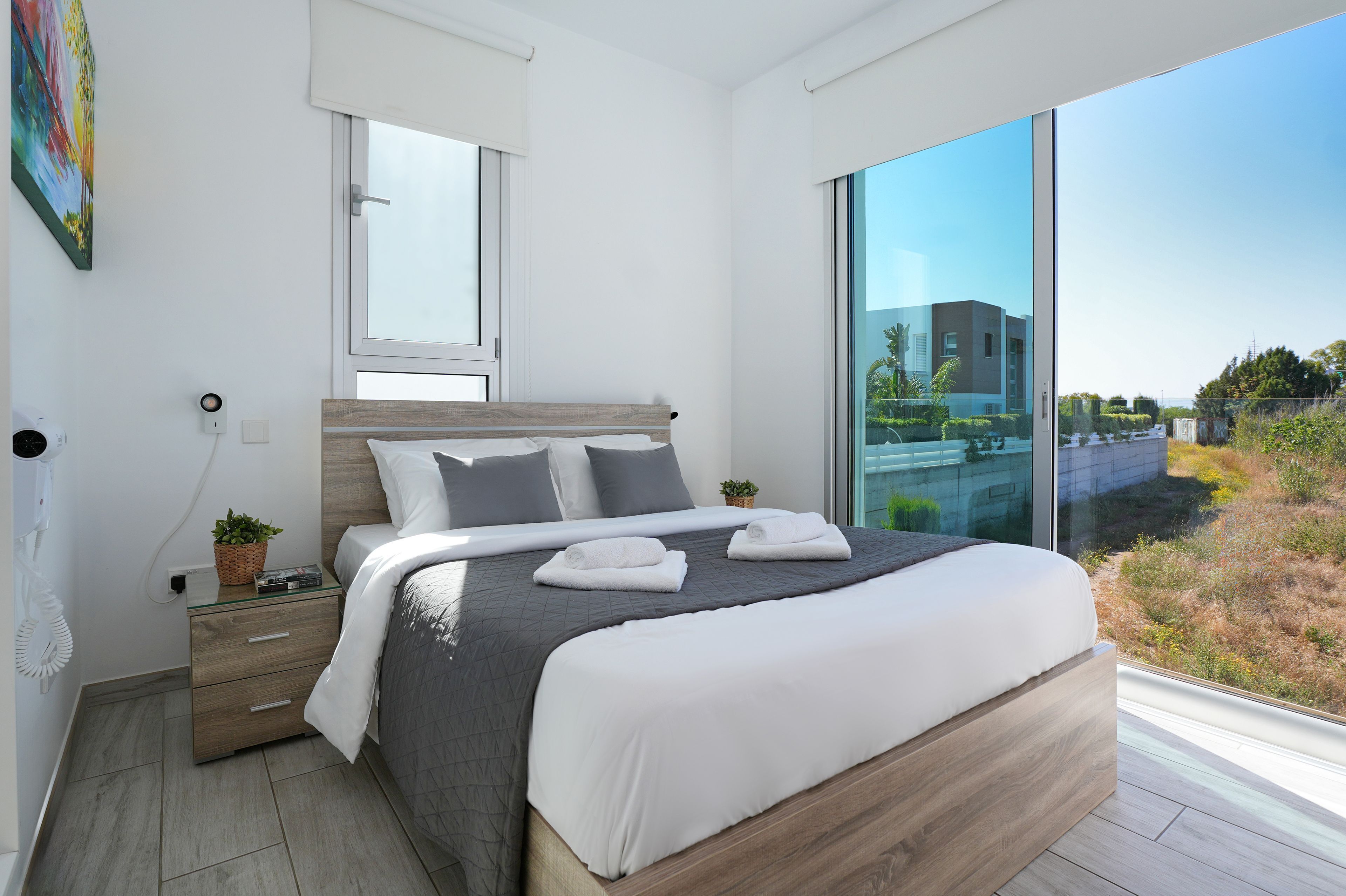 3 多间卧室、熨斗/熨衣板、上网接入、床单