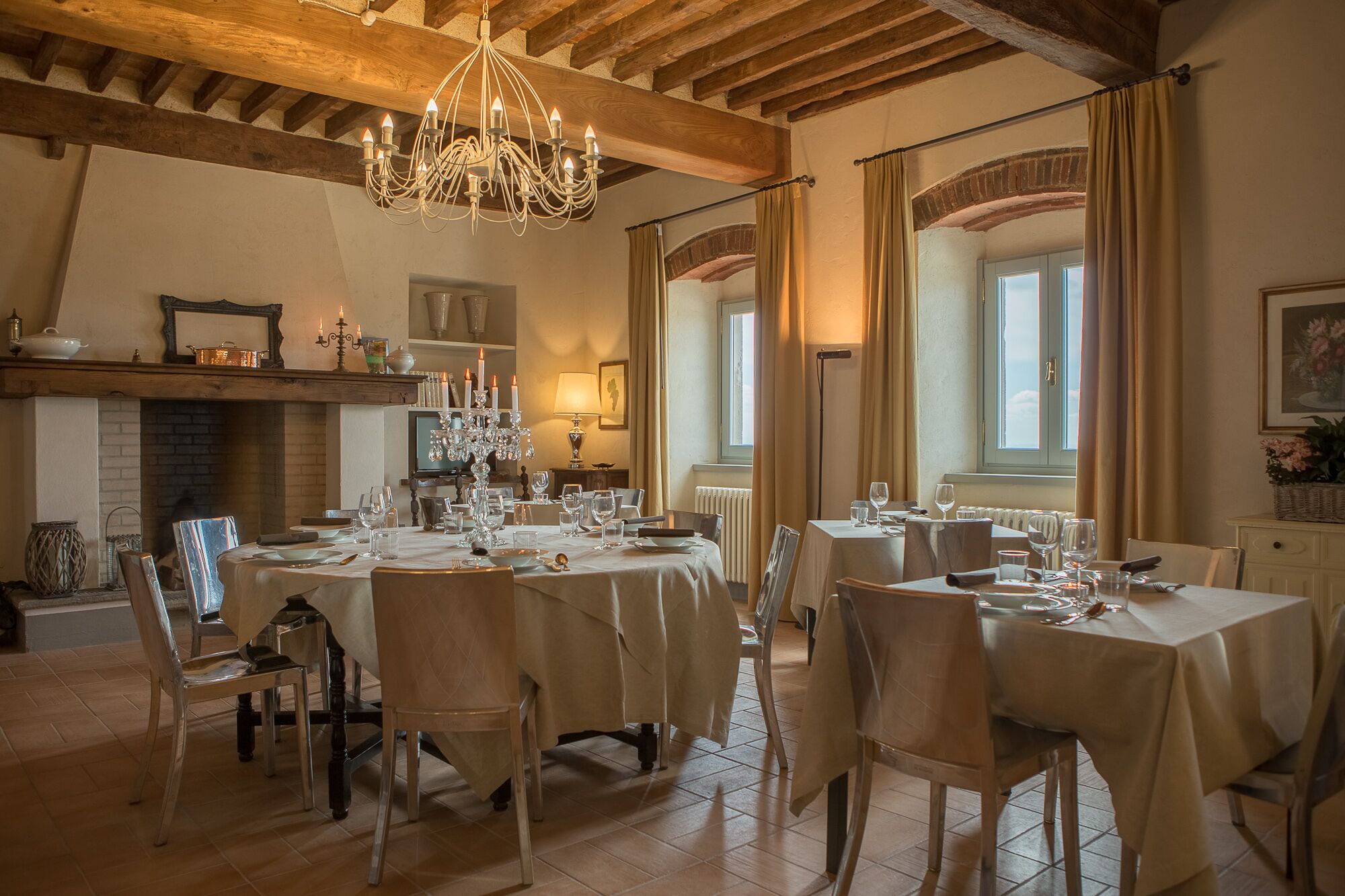 供应晚餐，花园景观