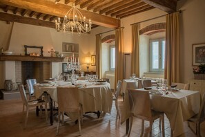 Se sirven cenas, con vista al jardín