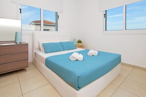 3 bedrooms, iron/ironing board, Internet, bed sheets