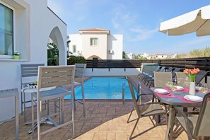 Outdoor dining - MADISON - 3Bed Villa with private pool within walking distance to Pernera Resort Center (Paralimni)