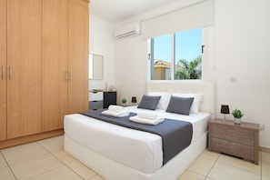 3 bedrooms, iron/ironing board, internet, bed sheets