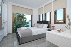 4 bedrooms, iron/ironing board, internet, bed sheets