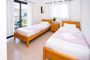 4 habitaciones, tabla de planchar con plancha, internet y ropa de cama 
