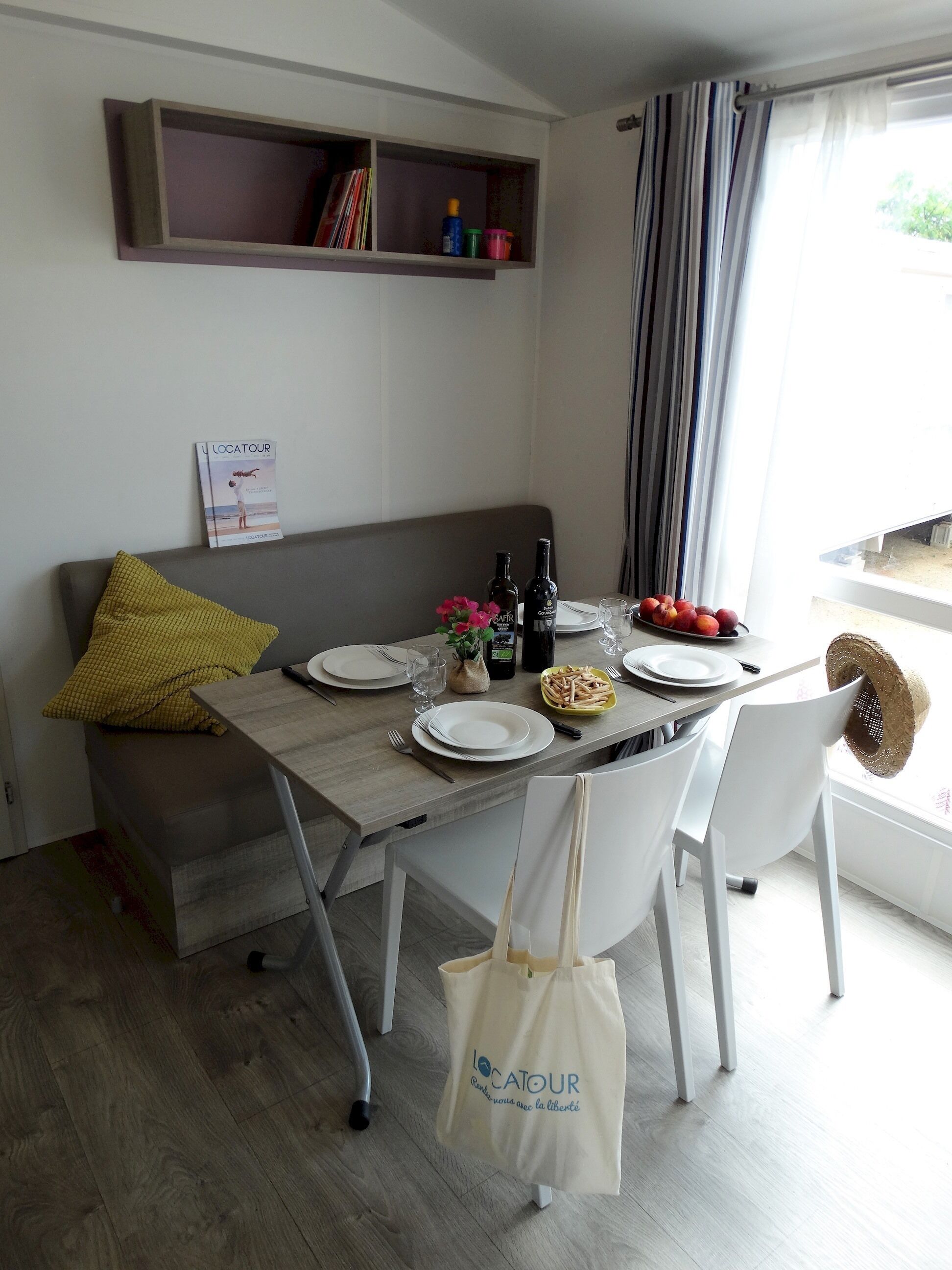 Kamar (2549301) | Makan di kamar