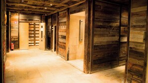 A wooden interior hallway with a fire extinguisher, a door with a sign, and a tiled floor. - travelski home premium - Résidence Les Alpages de Val Cenis 4* (Val-Cenis)