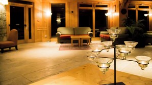 A lobby with a seating area, a chandelier, and a wooden floor. - travelski home premium - Résidence Les Alpages de Val Cenis 4* (Val-Cenis)